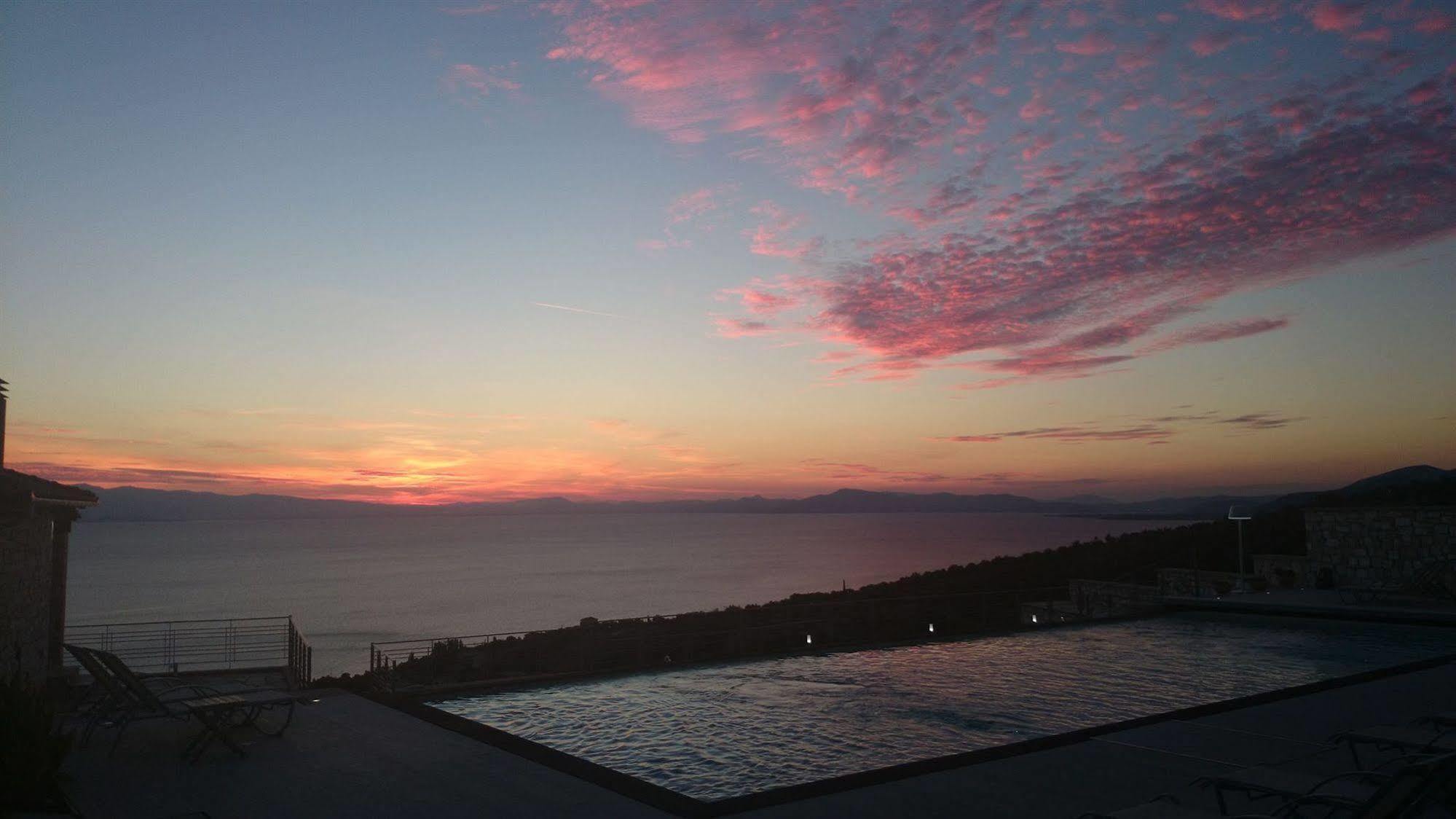 Karavia Lux Inn Áfissos Esterno foto